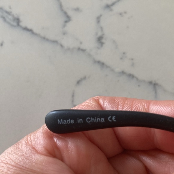 QUAY AUSTRALIA SUNGLASSES. - Picture 7 of 8